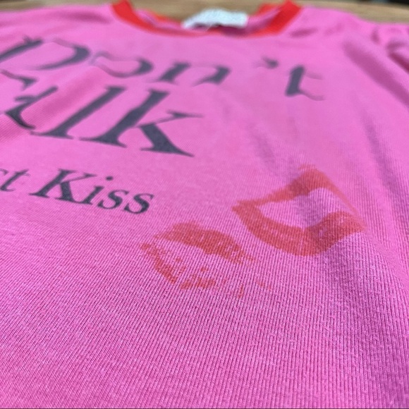 Wildfox Oversized Bubblegum Pink Pullover Sz S Lips Kiss Y2K 00s Baggy Lipstick - Picture 3 of 7